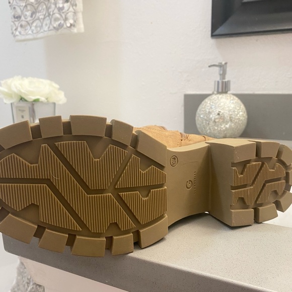 ****GUESS BOOTS!**** - Picture 5 of 7